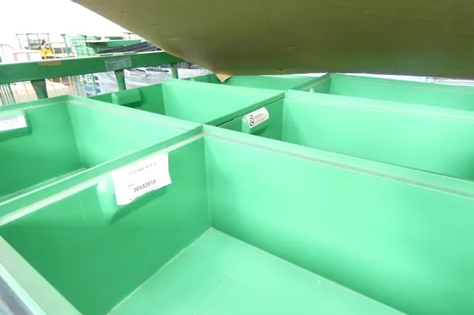 Lot de caisses de rangement, avec 1 glissière de stockage