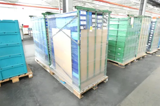 Lot de caisses de rangement, avec 1 glissière de stockage