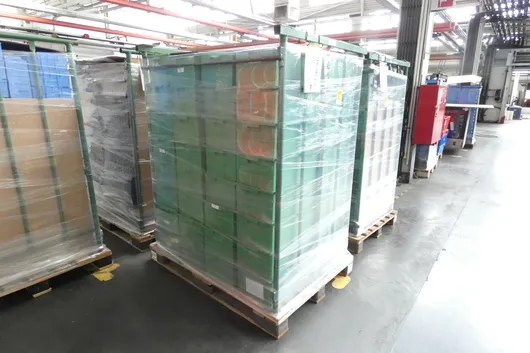 Lot de bacs de stockage, avec 1 traverse de stockage