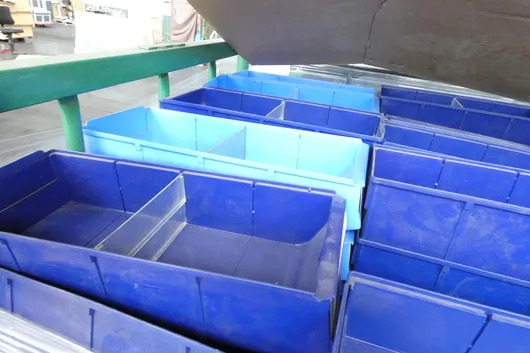 Soubor skladovacích boxů, s 1x regálem