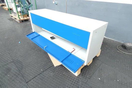 Locker cabinet with pallet