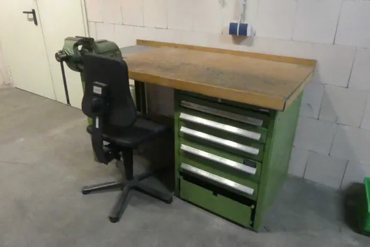 Pracovní stůl se svěrákem a pracovní židlí