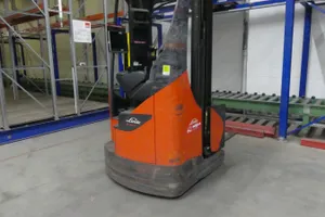 LINDE R 14 X Schubmaststapler mit Ladegerät und Zusatzbatterie