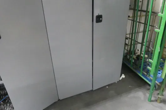Metalen kast, zonder inhoud