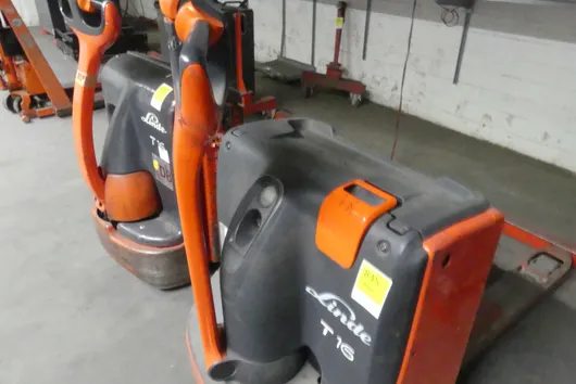 LINDE T16 pallet truck, with charger