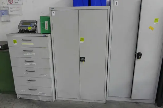 Szafa metalowa, z zawartością