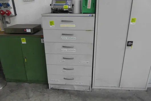 Armoire d'archivage, avec contenu mais sans pos. 883