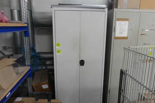 Armoire métallique, vide