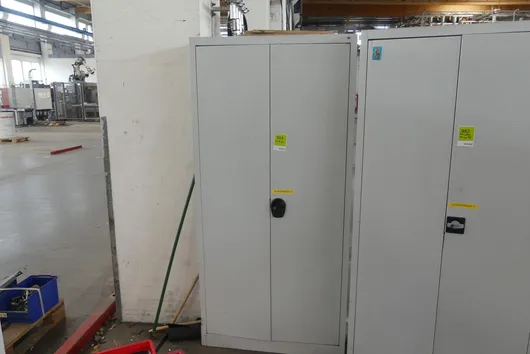 Armoire métallique, avec contenu