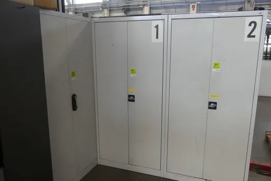 Armoire métallique, avec contenu