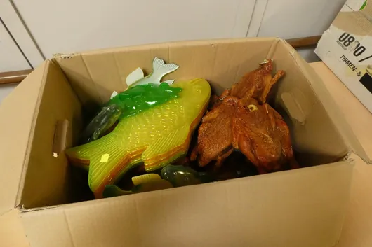 Lot d'articles décoratifs, poulets rôtis et poissons