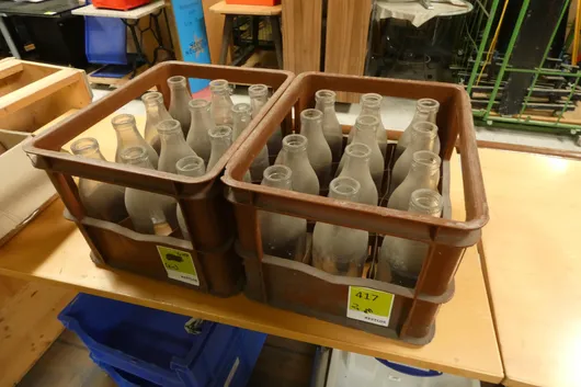 2x oude glazen flessen met krat