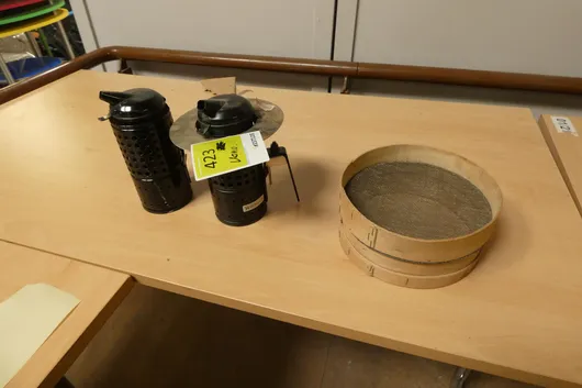2x včelařský vykuřovač a dřevěné síto, vintage