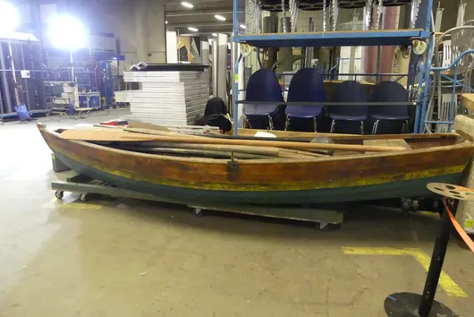 Houten roeiboot met houten peddels