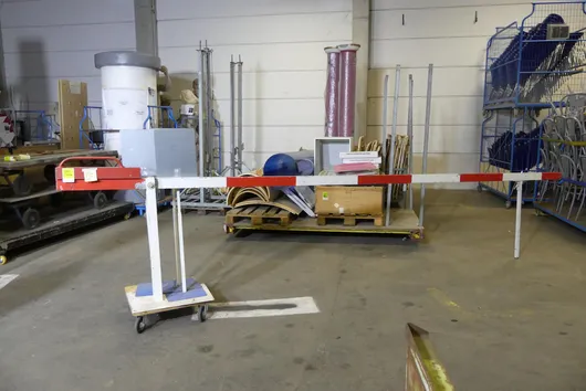 Manual barrier red/white and 2x signs, without dolly