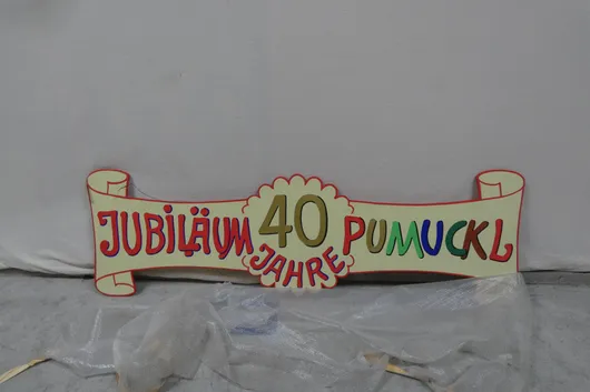 Bord: "Jubileum 40 jaar Pumuckl"