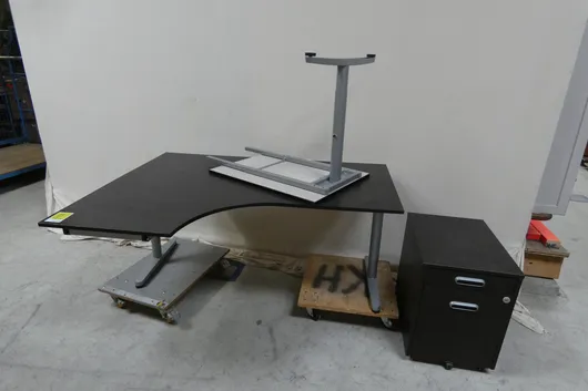 Höhenverstellbarer Schreibtisch mit Schreibtischcontainer