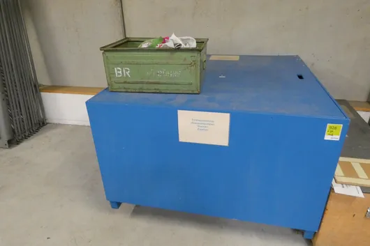 Lot de tuyaux d'eau potable, pompes d'eaux usées, bacs et accessoires avec caisse