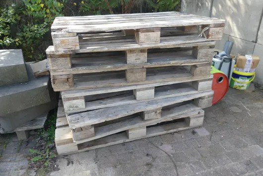 Paleta s obsahem - kamenné stavební prvky