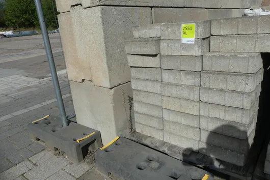Paleta s obsahem - kamenné stavební prvky