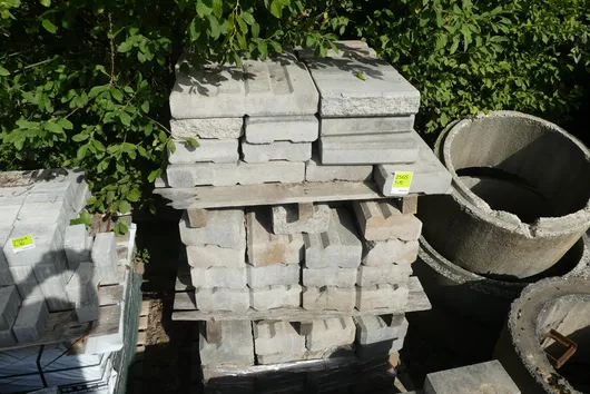 3x paleta s obsahem - kamenné stavební prvky