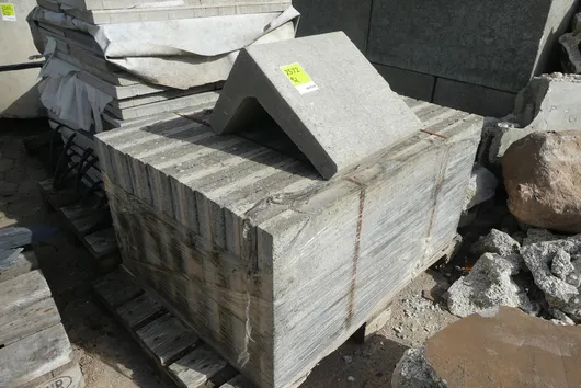Paleta s obsahem - kamenné stavební prvky