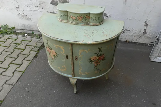 Vintage chest of drawers