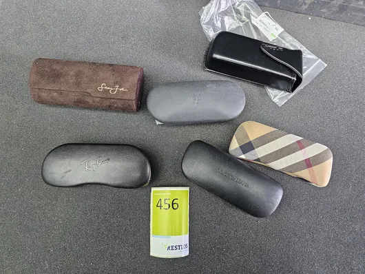 Brillen etuis Burberry, D&G enz.