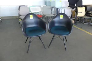 2x Vitra. - Armlehnstuhl, mit Sitzpolster