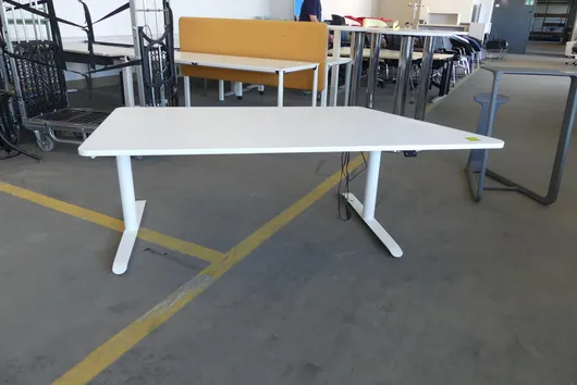 Elektricky výškově nastavitelný stůl