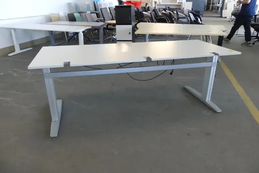 Elektrisch in hoogte verstelbaar bureau