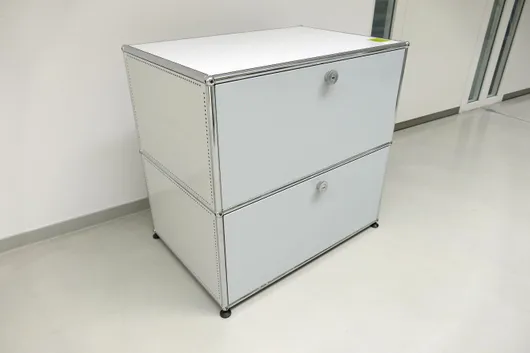 Bild von Auktion RTLZWEI - USM Haller Designklassiker - Artemide Tolomeo - Teppiche - Whiteboards - HP Drucker - Verschieberegalanlagen