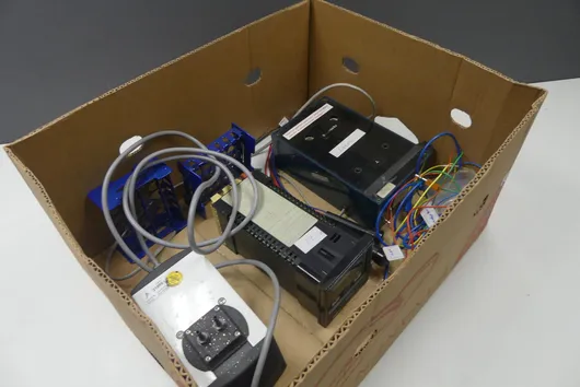 Elektronik-Sortiment (Gerätegehäuse mit Verkabelung, Anschlussbox, Kabel, Steckverbinder)