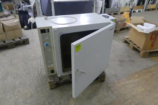 Heraeus - laboratorní skříň s manometrem