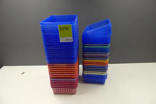 Partij plastic manden, verschillende kleuren