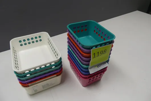 Sada plastových úložných košů, různé barvy
