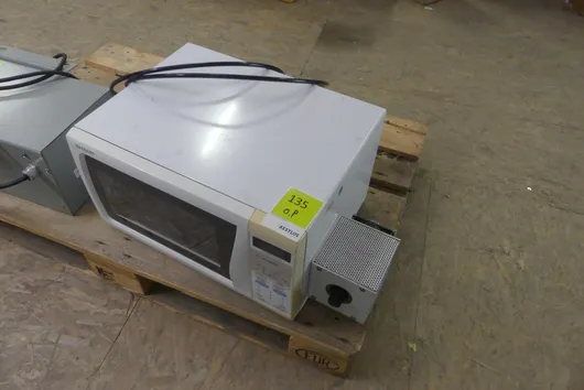 Magnetron met zijmodule en glazen bak