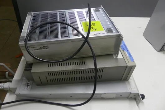 实验室电子设备组合(MKS 真空计控制器、HP E3615A 直流电源、Lambda Genesys 电源)