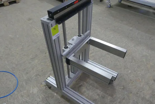Cadru de ridicare din profil de aluminiu cu ghidaj liniar și suport tip furcă
