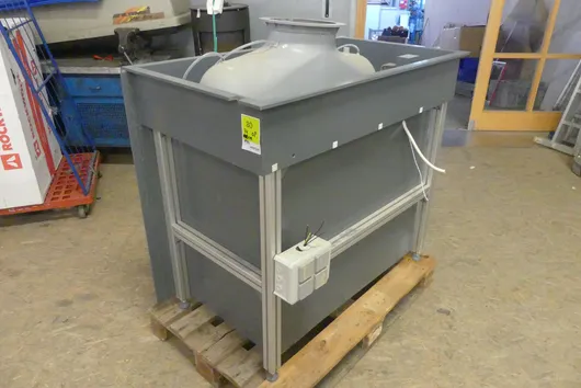 Plastvask med avtrekkshette, aluminiumsstativ og stikkontakter