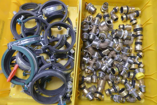 Assortiment d'installations (colliers de serrage, raccords à sertir, plaques murales)