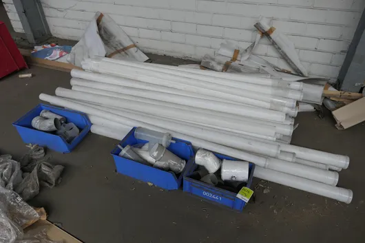 Konvolutt med sanitærartikler og bl.a. ALMEVA-artikler, rør og formdeler, i plastbokser