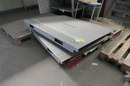 2 čelične ploče, sive, s natpisom „SP-Dual 25