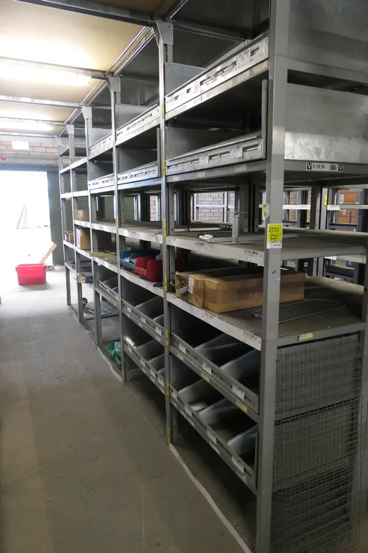 Conjunto de material de construcción, eléctrico y bricolaje, entre otros divisores de mercancía y herrajes metálicos, incl. cajas de almacenamiento