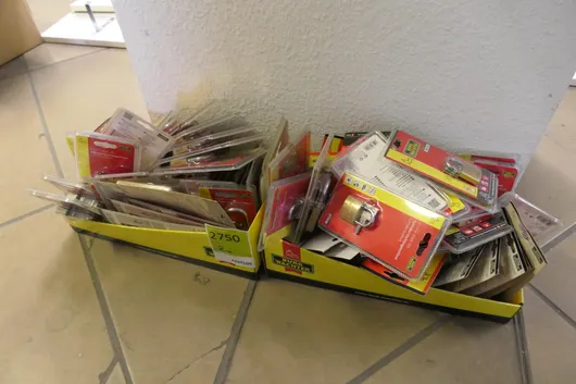 Építő-, elektromos- és barkácsanyag-konvolut, többek között Burg-Wächter termékek