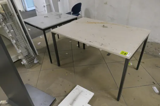 3 stola, bez sadržaja