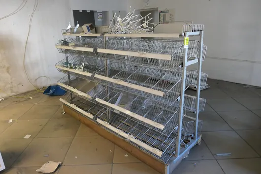 2 salgsreoler med trådkurve, med indhold