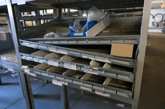 Lotto di attrezzature per magazzino e operative, tra cui casse di stoccaggio, materiali e articoli Viega