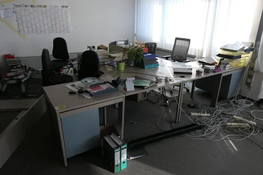 Skrivebord med 4 kontorstole, uden indhold