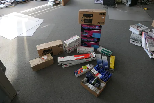 碳粉、墨盒和传真膜等混装,含 Sharp、Kyocera、OKI、Dell、Epson 和 Panasonic